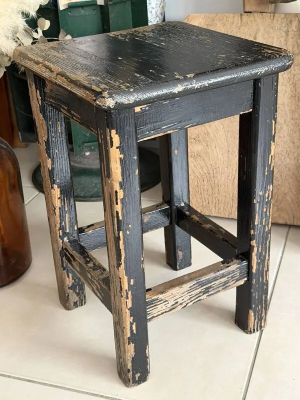 Illustration numéro 4 du produit Tabouret en bois massif à patine noire usée