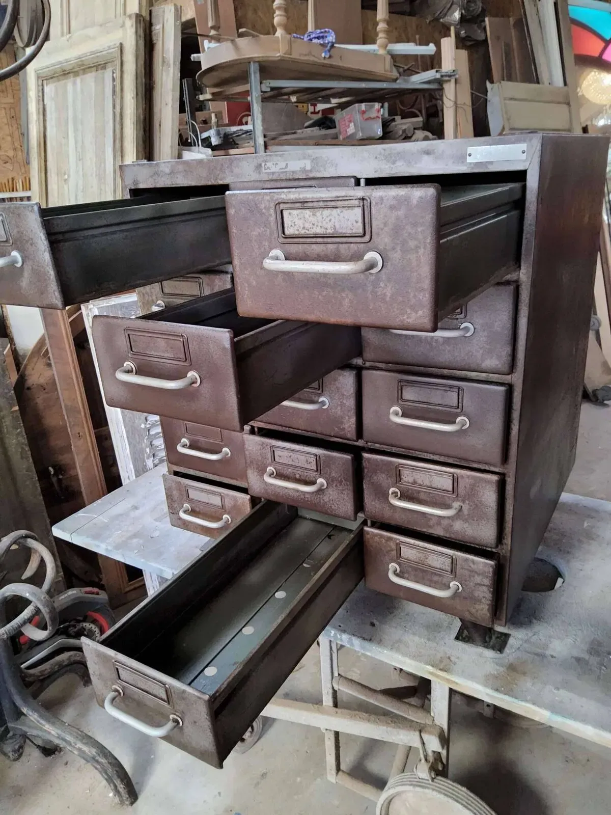 Illustration numéro 4 du produit Meuble de métiers en métal