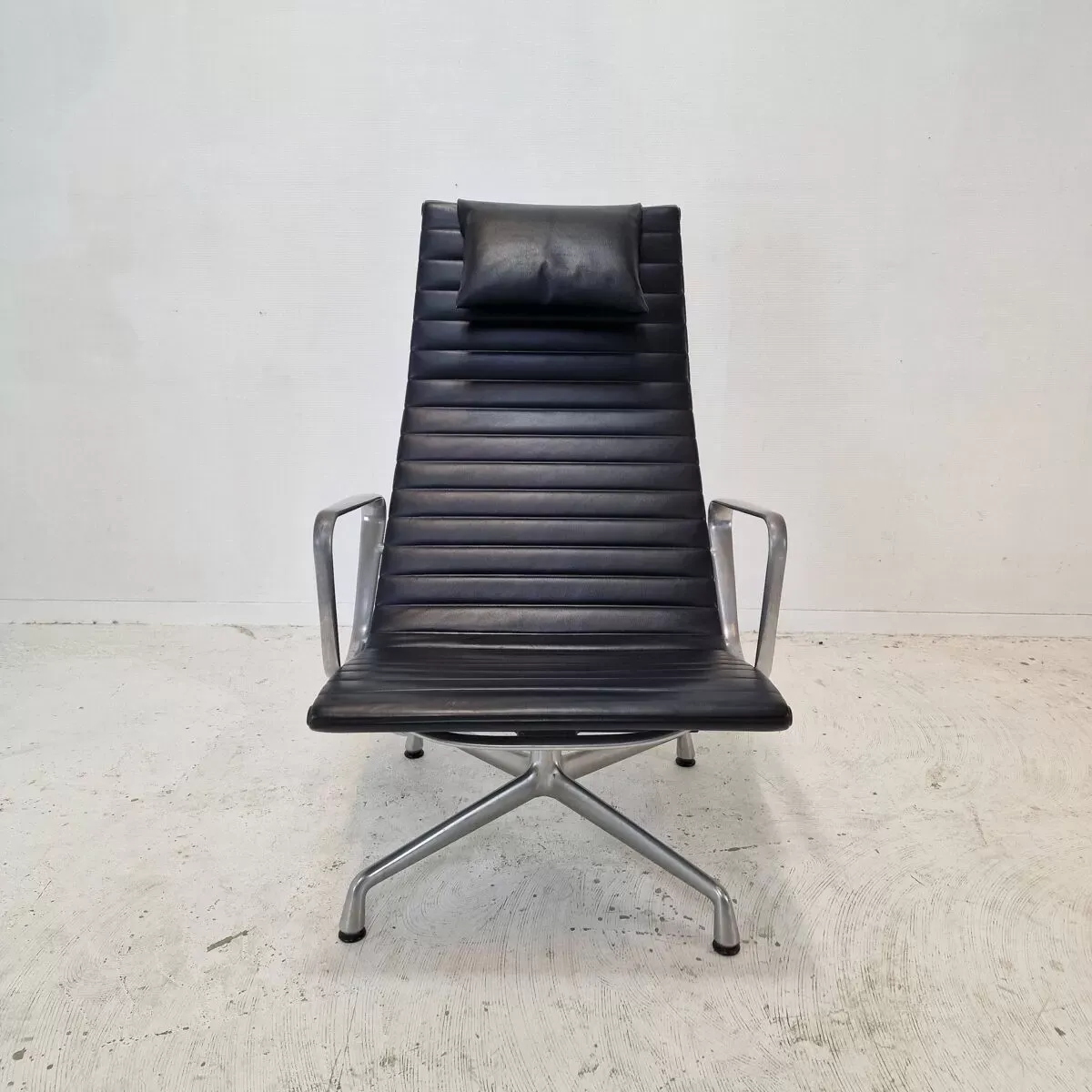 Illustration numéro 4 du produit Model EA 124 + 125 Vitra Lounge Chair and Ottoman by Charles & Ray Eames