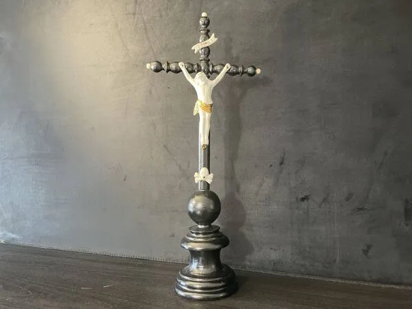 Illustration numéro 4 du produit Crucifix Napoléon III « Noir et Or », 19ème siècle (1850, France)