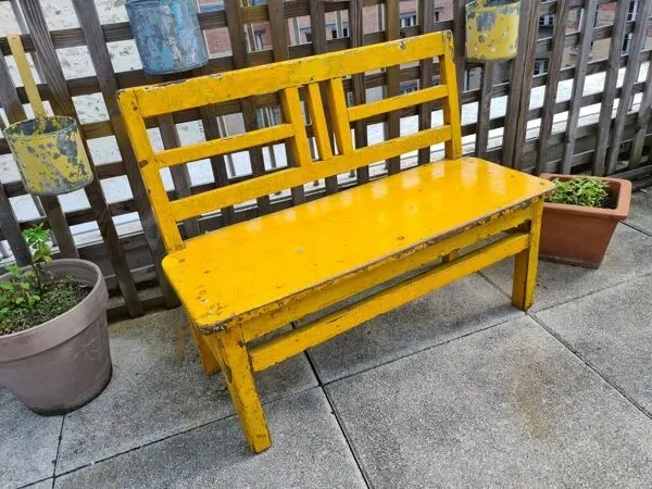 Illustration numéro 4 du produit Banc d'écolier en bois jaune, années 60