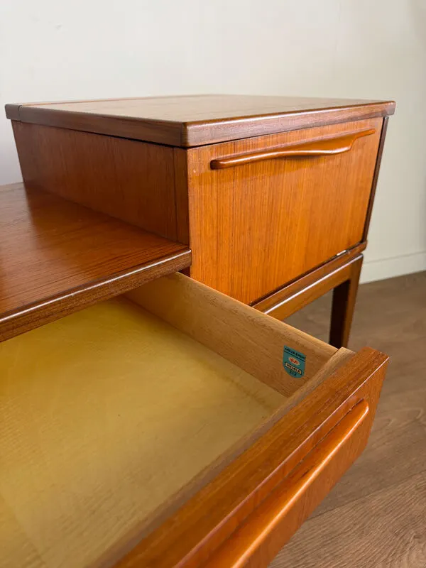 Illustration numéro 4 du produit Coiffeuse scandinave en teck avec miroir orientable – Années 60