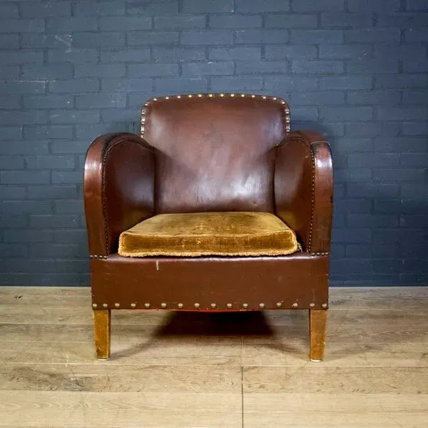 Illustration numéro 4 du produit Fauteuil club antique en tissu de cuir