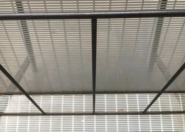 Illustration numéro 4 du produit Table d'appoint en teck milieu du siècle avec casier à magazines