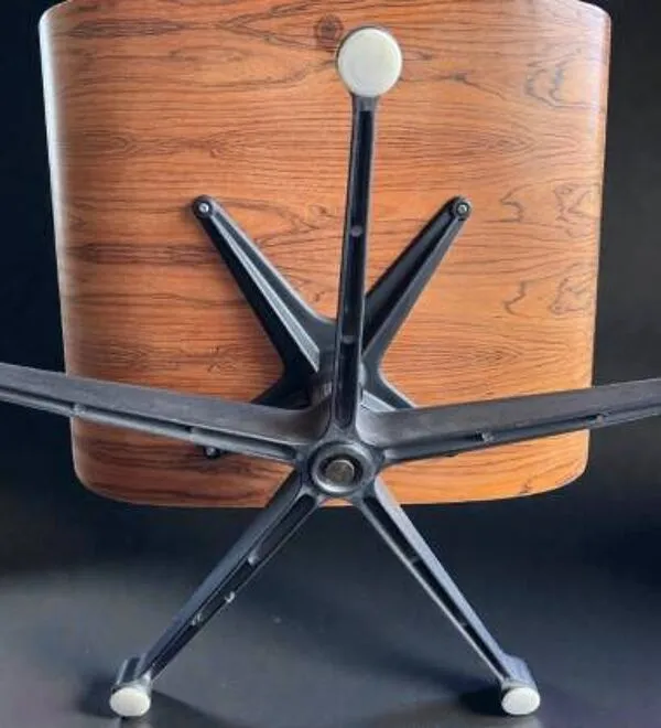 Illustration numéro 4 du produit Charles et Ray Eames & Mobilier International - Lounge Chair et son Ottoman, cuir blanc