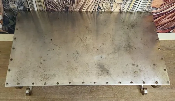 Illustration numéro 4 du produit Table basse en métal riveté, style Jansen