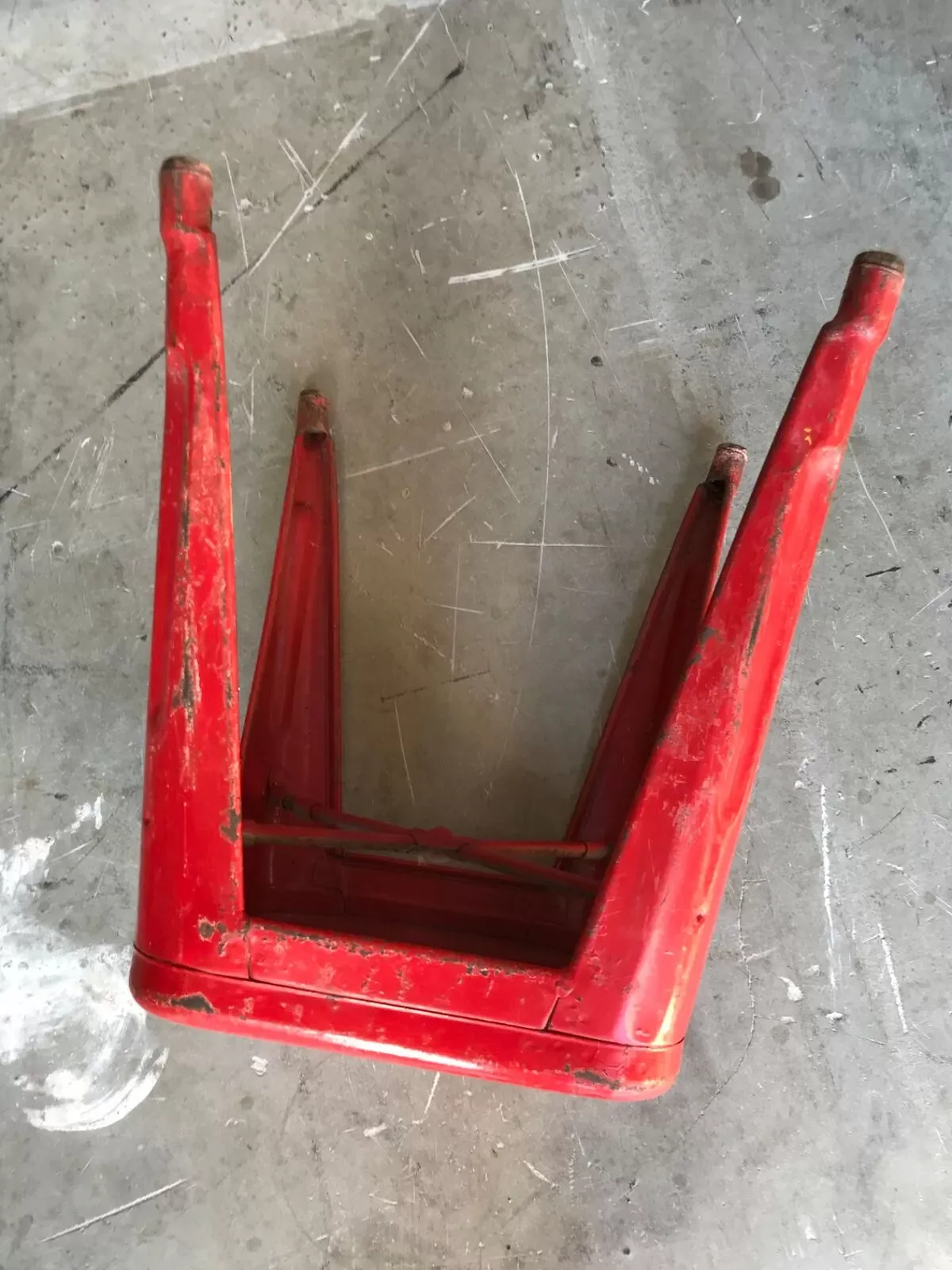 Illustration numéro 4 du produit Tabouret industriel Tolix rouge en métal