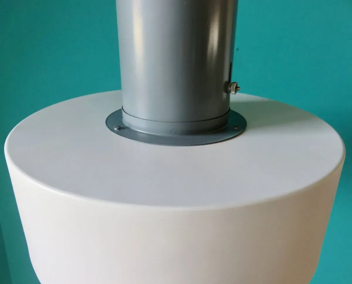 Illustration numéro 4 du produit Grande suspension industrielle en métal laqué antracite et blanc. Danemark 1960