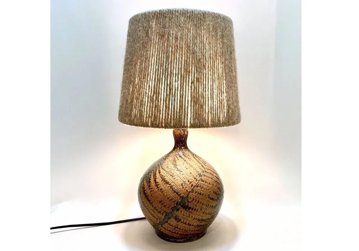 Illustration numéro 4 du produit Lampe en grés vintage signée Alain Blanchard 1970 fougère abat-jour corde