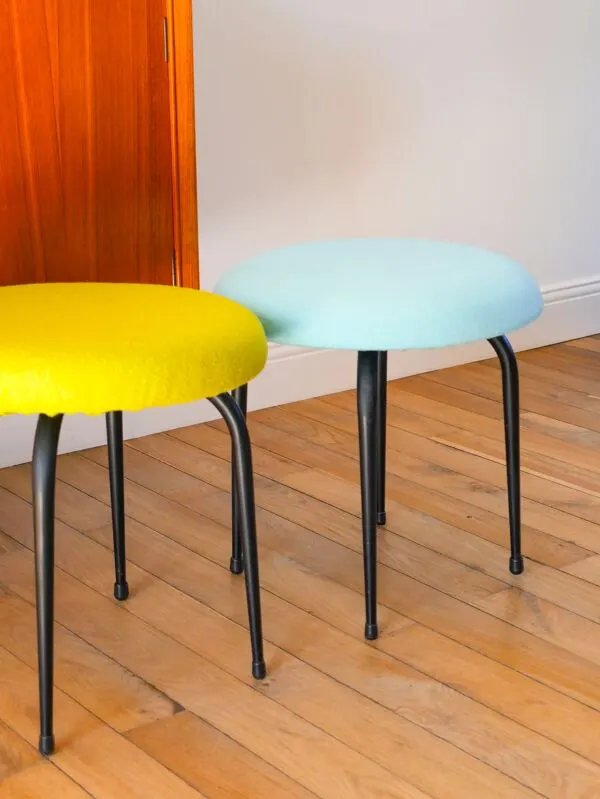 Illustration numéro 4 du produit Tabouret en fer noir et laine bouillie, vert, 1960