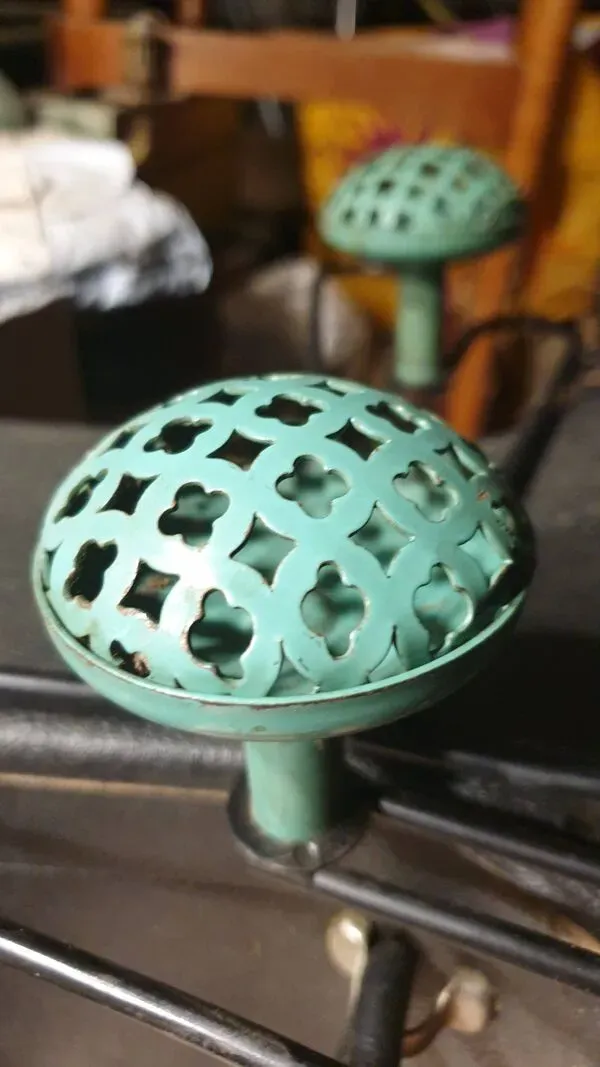 Illustration numéro 4 du produit Portemanteau patere  rockabilly tole perforee