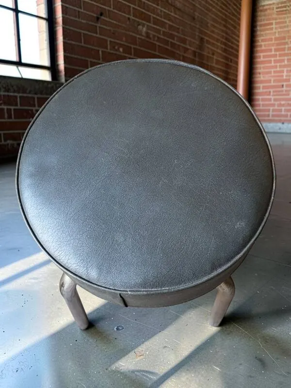 Illustration numéro 4 du produit Tabouret industriel 1950