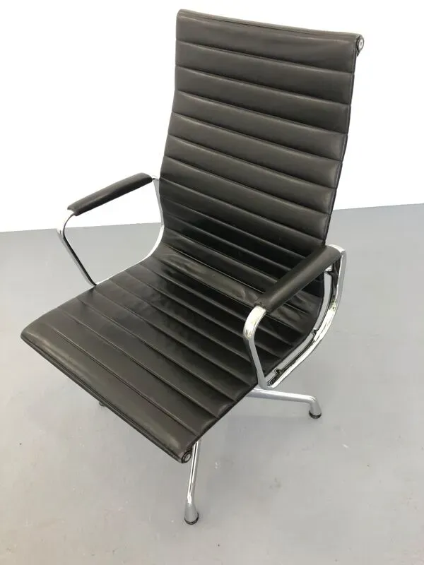 Illustration numéro 4 du produit Fauteuil en cuir noir Ea-109 par Charles Eames pour Vitra