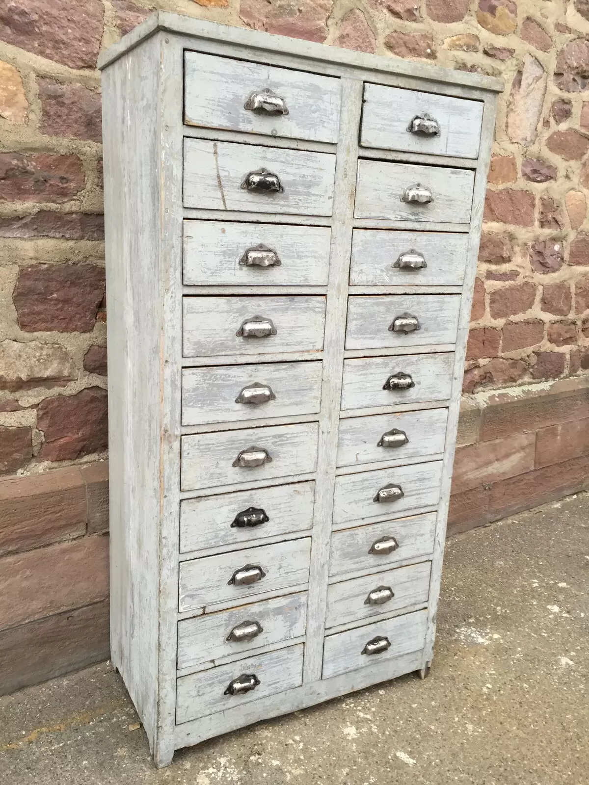 Illustration numéro 4 du produit Meuble d'atelier industriel à tiroirs vintage 1930