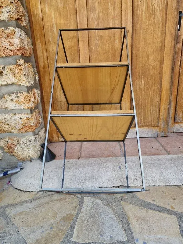 Illustration numéro 4 du produit Étagère moderniste