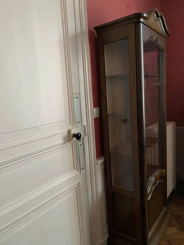 Illustration numéro 4 du produit Vitrine style classique en bois verni