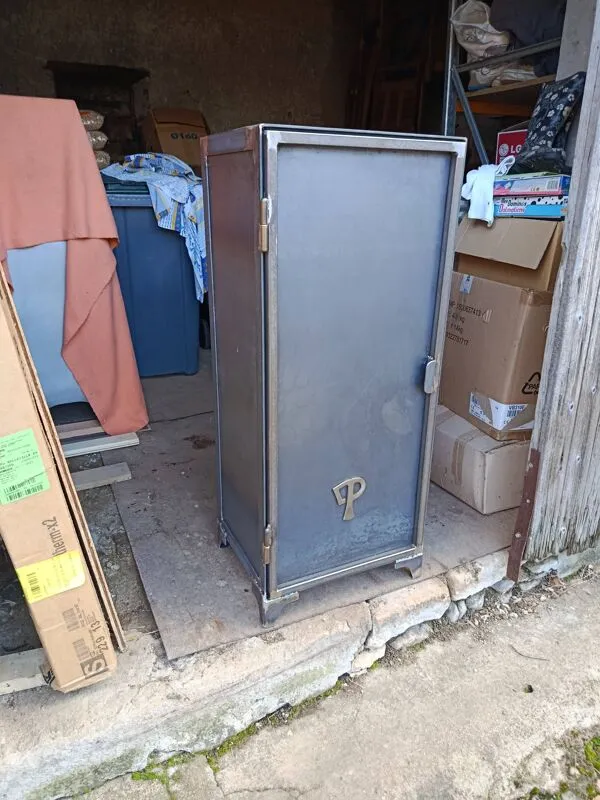 Illustration numéro 4 du produit Meuble de rangement Letrapu en acier brut