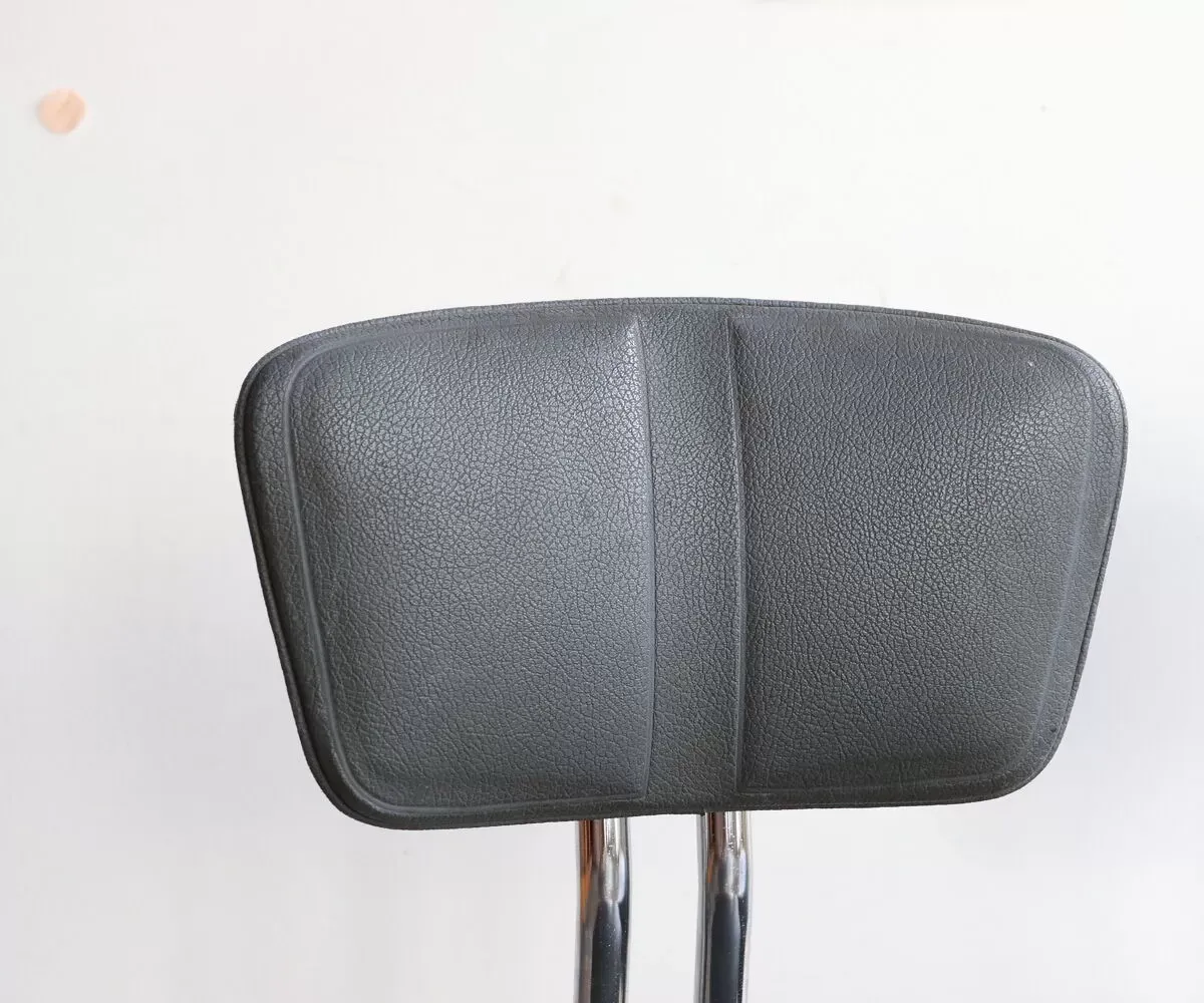 Illustration numéro 4 du produit Paire de chaises d'atelier des années 50 en acier chromé et simili cuir