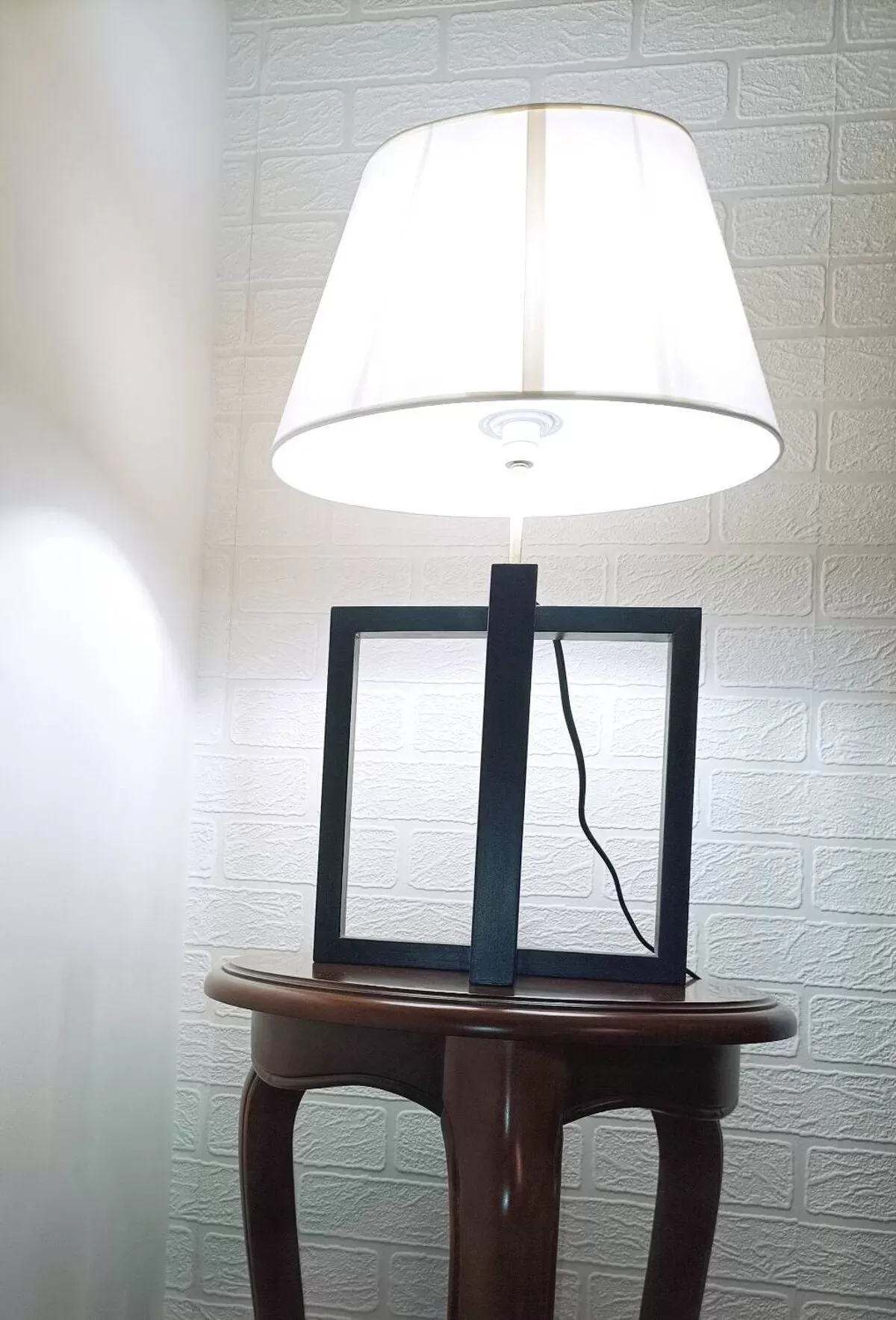 Illustration numéro 4 du produit Lampe de salon design