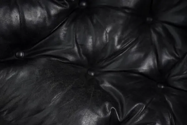 Illustration numéro 4 du produit Canapé en cuir noir et métal doré, Suède 1970