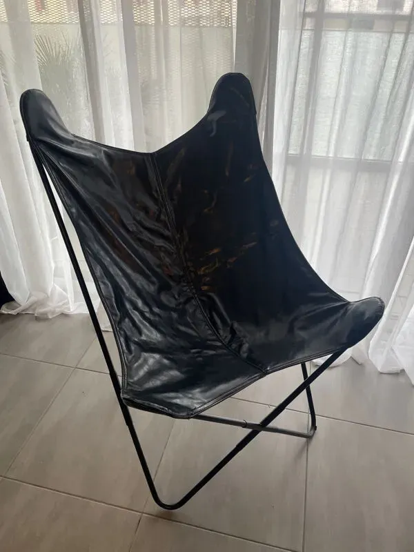 Illustration numéro 4 du produit Fauteuil papillon en similicuir en parfait état