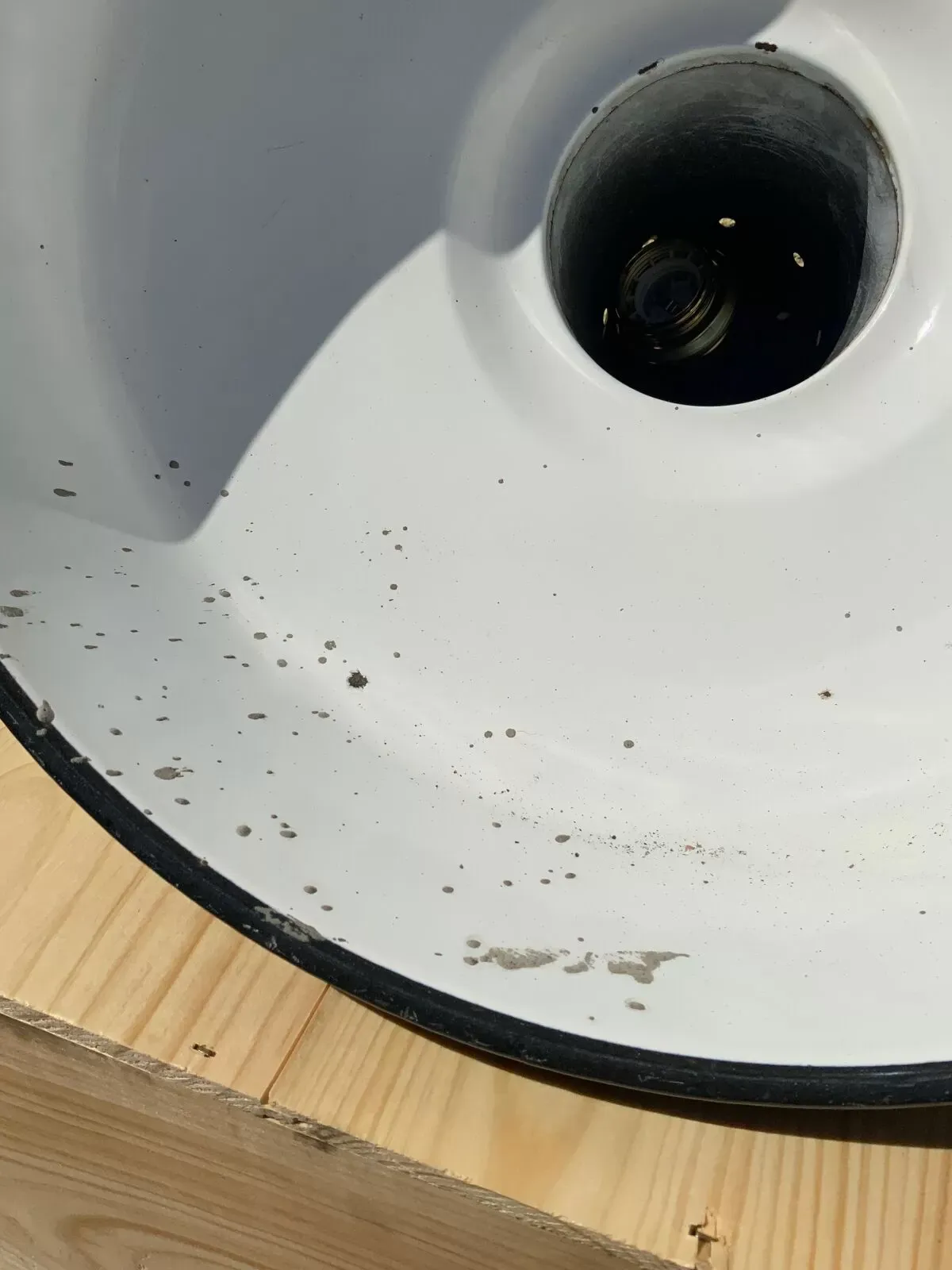 Illustration numéro 4 du produit Trois suspensions industrielles en tôle émaillée noire et blanche