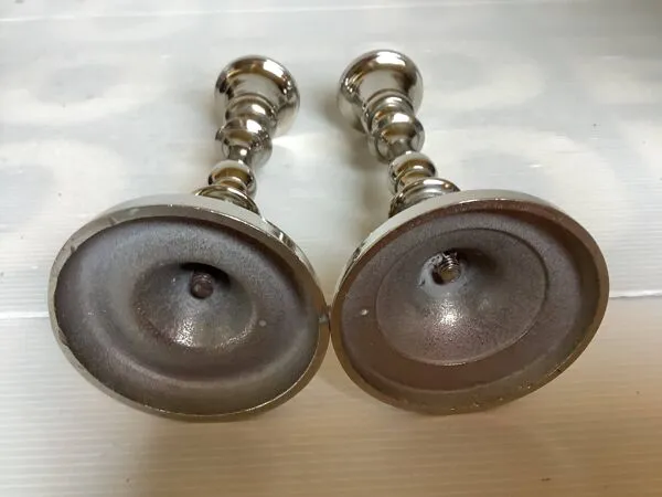 Illustration numéro 4 du produit Paire de bougeoirs argentés en métal