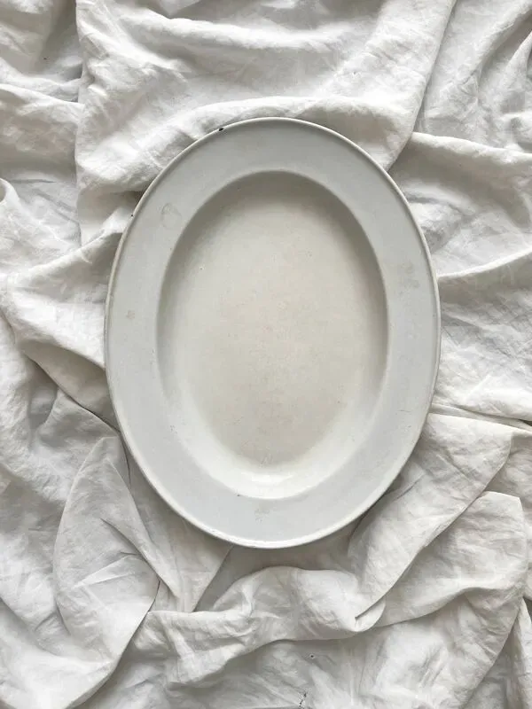 Illustration numéro 4 du produit Plat ovale en tôle émaillée blanc et bleu marbré vintage