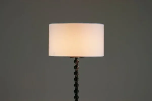 Illustration numéro 4 du produit Lampadaire brutaliste en métal noir torsadé