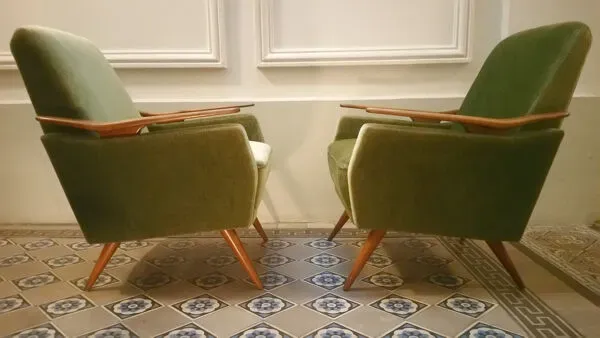 Illustration numéro 4 du produit Fauteuil club en tissu avec accoudoirs en teck années 50 60