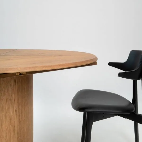 Illustration numéro 4 du produit Table ronde/carrée en chêne naturel