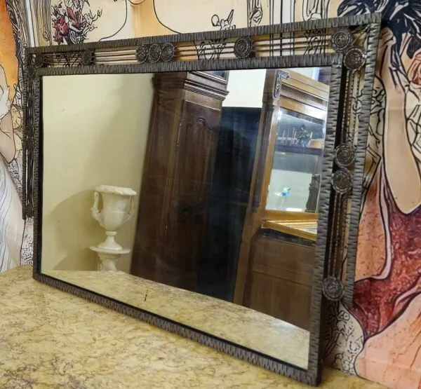 Illustration numéro 4 du produit Grand miroir époque Art Déco en fer martelé – Décor géométrique à rosaces