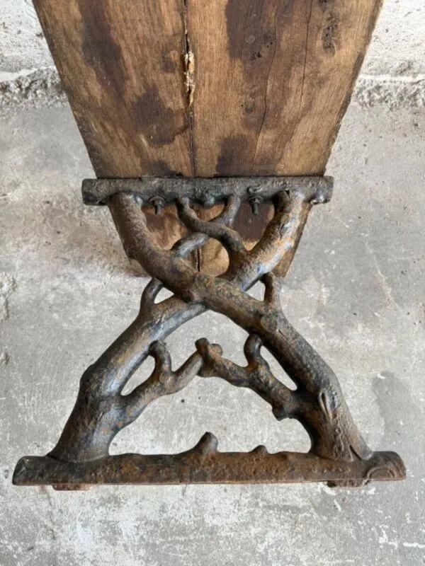Illustration numéro 4 du produit Banc de jardin ancien avec pieds en fonte et assise en bois patiné