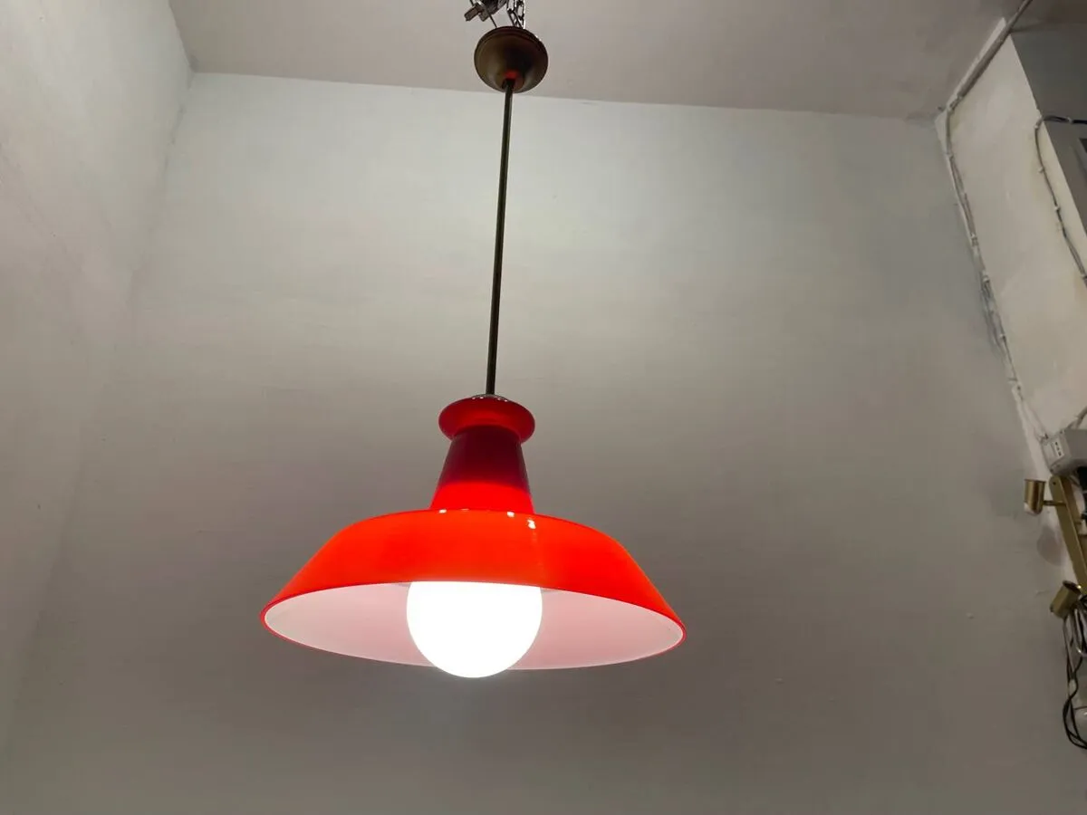 Illustration numéro 4 du produit Suspension industrielle vintage en verre rouge des années 1950