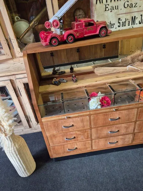 Illustration numéro 4 du produit Ancien meuble de métier