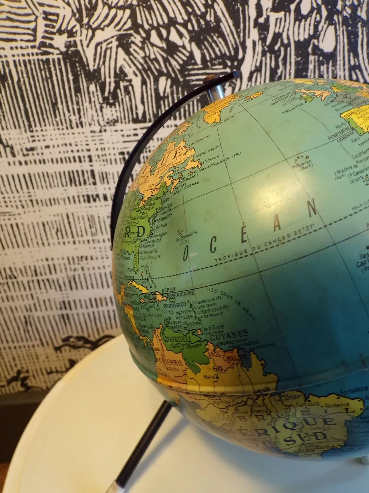 Illustration numéro 4 du produit Globe terrestre Taride vintage en tôle années 1960