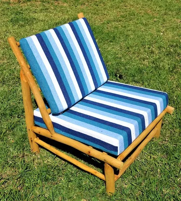 Illustration numéro 4 du produit Fauteuil bas en bois d'eucalyptus avec coussins bleus et blancs