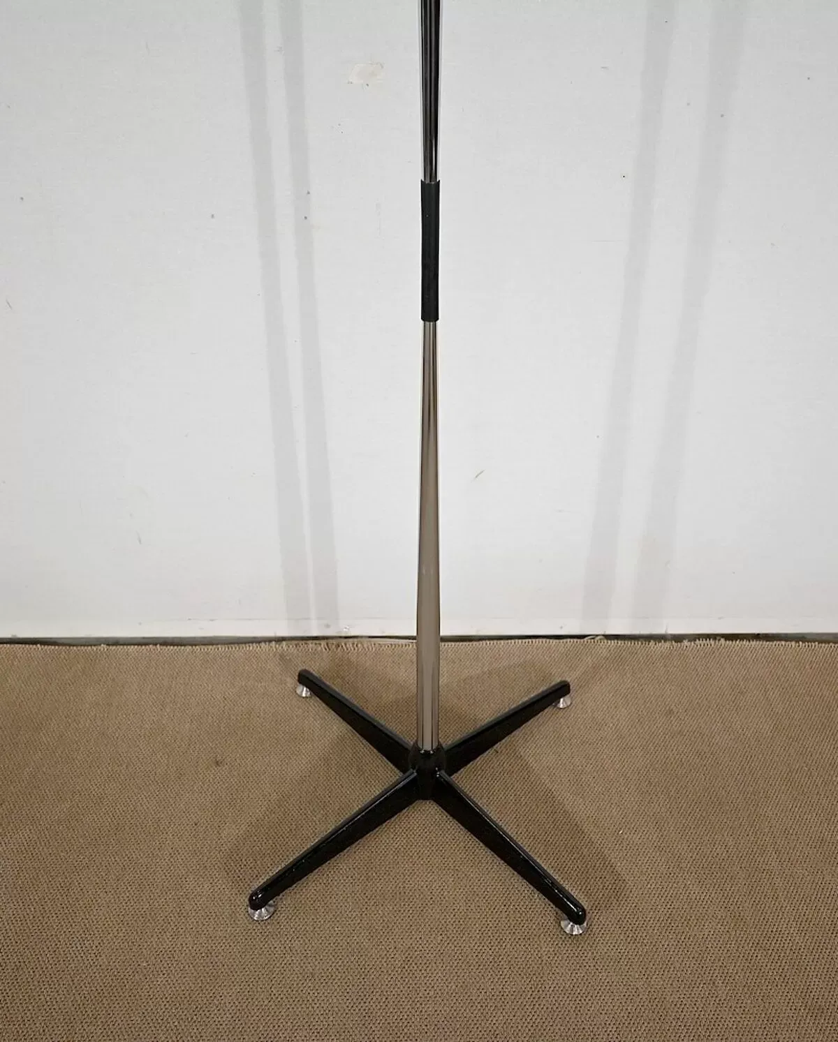 Illustration numéro 4 du produit Porte-manteaux pivotant en métal chromé - 1960