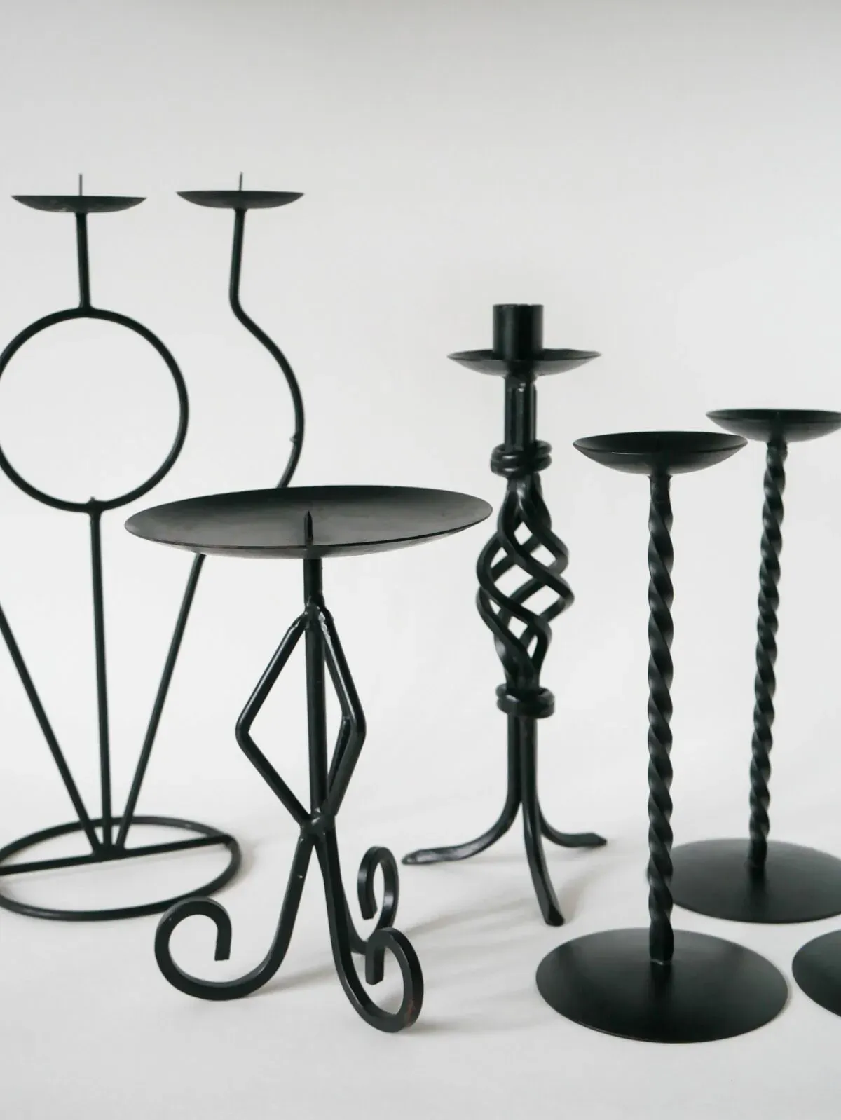 Illustration numéro 4 du produit Paire de bougeoirs en fer forgé, Brutaliste, 1970