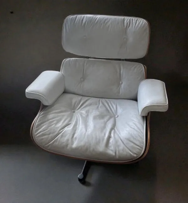 Illustration numéro 4 du produit Charles et Ray Eames & Mobilier International - Lounge Chair cuir blanc et palissandre