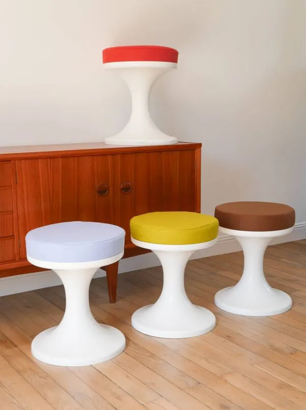 Illustration numéro 4 du produit Tabouret tulipe en Plastique et Laine, Baby Blue, Design Space Age, 1970