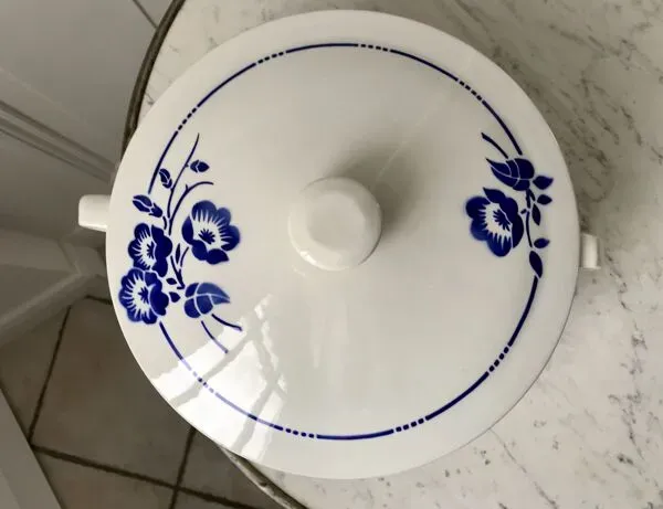 Illustration numéro 4 du produit Soupière Saint-Amand fleurs bleues années 30-40