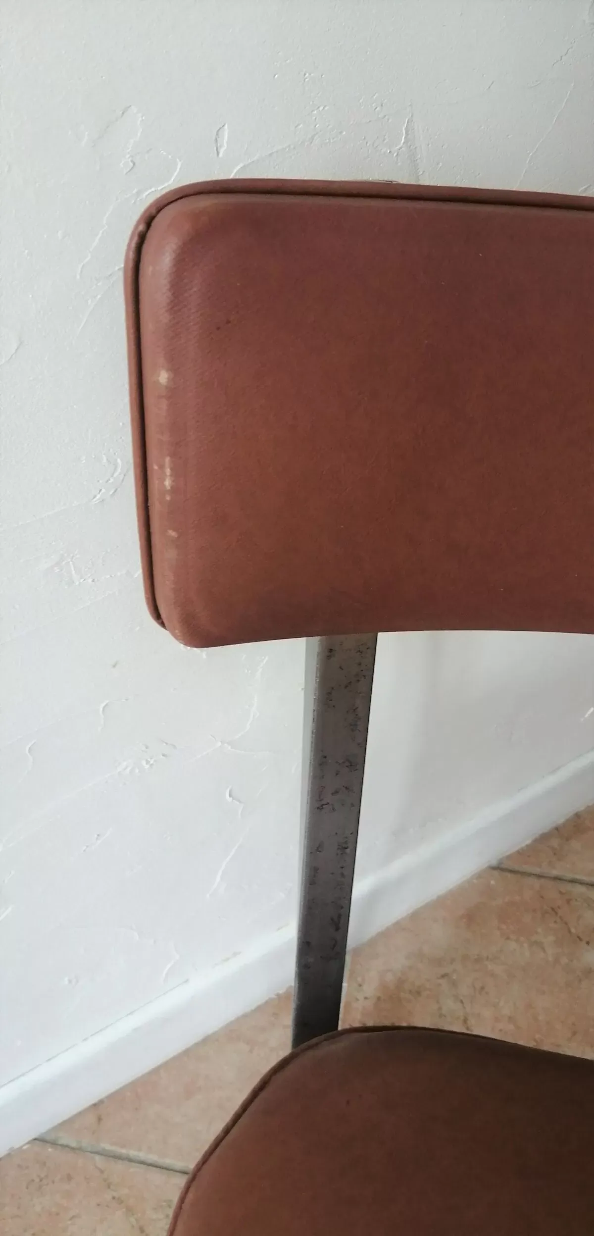 Illustration numéro 4 du produit Chaise de bureau industriel ,vintage