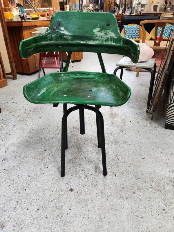 Illustration numéro 4 du produit Fauteuil d'atelier pivotant vintage en tôle emboutie verte à dossier rabatt