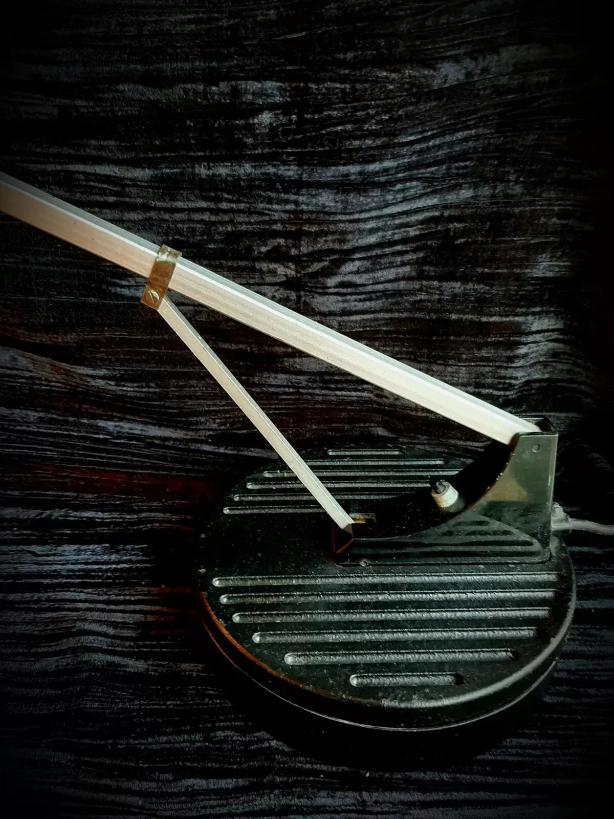 Illustration numéro 4 du produit Lampe de bureau WL1 Anglepoise rouge et noire George Carwardine et Kenneth Grange1960.