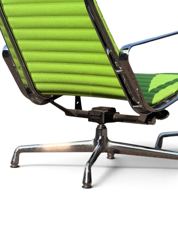 Illustration numéro 4 du produit Ensemble Fauteuil EA 124 & Ottoman EA 125 Eames pour Vitra - Tissu Vert