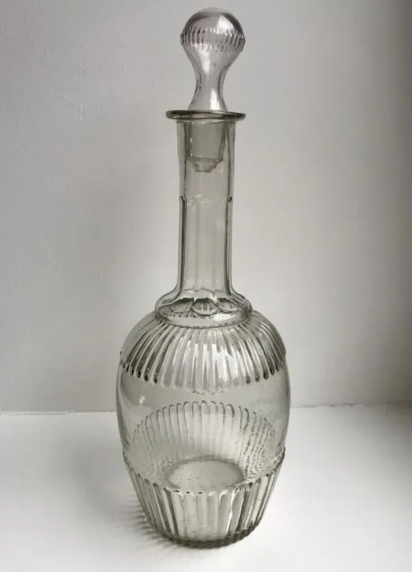 Illustration numéro 4 du produit Carafe en verre moulé années 50