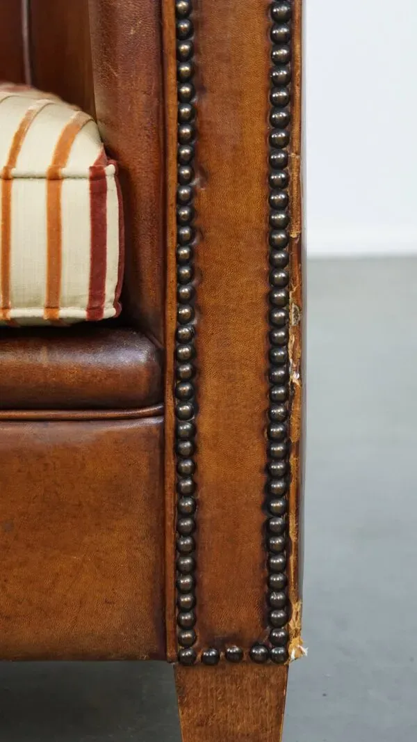 Illustration numéro 4 du produit Fauteuil club vintage couleur cognac en cuir de mouton