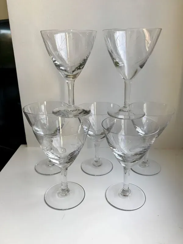 Illustration numéro 4 du produit Lot de 7  verres à vin gravés modèle étoile années 50