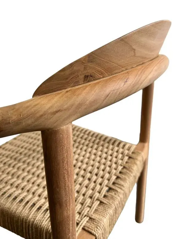 Illustration numéro 4 du produit Chaise en bois massif avec assise et accoudoirs tressés